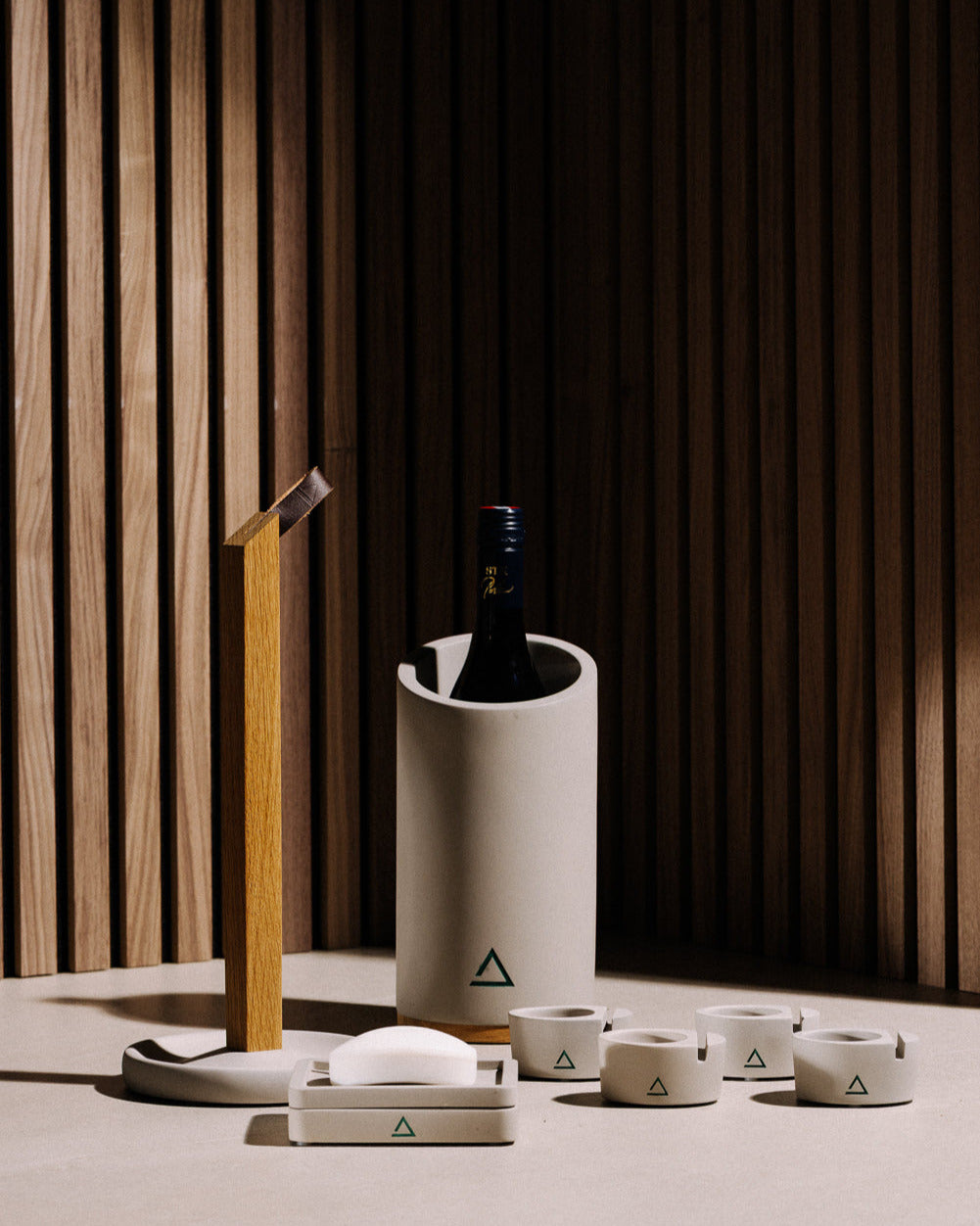 GEB_klein_auf Holzhintergrund_Betonwald