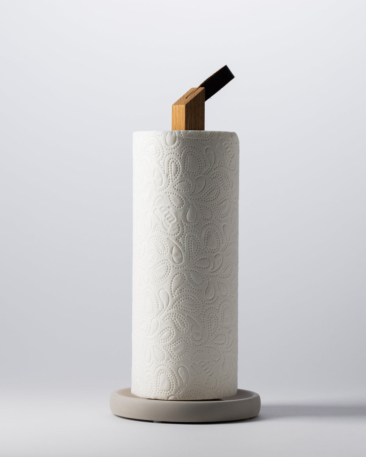 Küchenrollenhalter_klein_Freisteller_mit_Küchenrolle_Betonwald