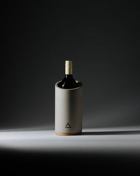 Weinkühler_klein_Freisteller_mit_Wein_Schatten_Betonwald